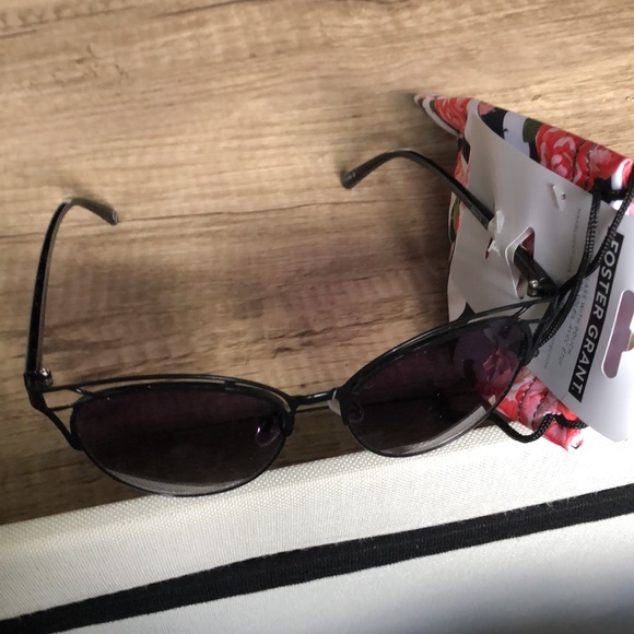 Sunglasses 😎 - Picture 2 of 8